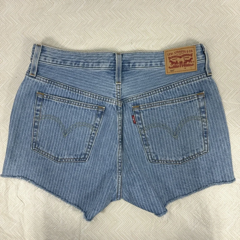 Levis 501 Shorts Womens Cut Offs Button Fly‎ Distressed Blue Medium Wash Size 30 - Picture 6 of 9